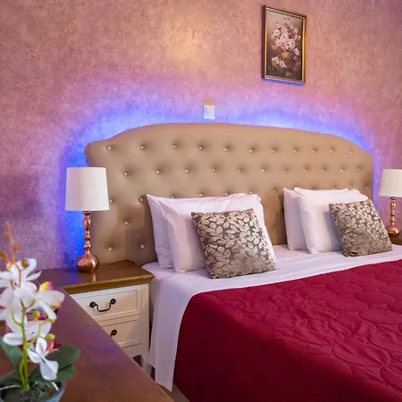 Knights' Castle Bed and Breakfast *